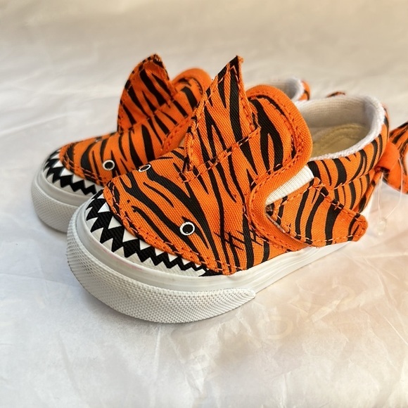 #40❤️ New with tags Vans V tiger shark slip on sneakers - Picture 7 of 10